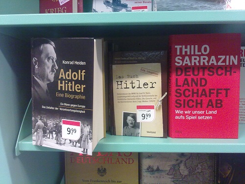 Im Bücherregal stehen zwei Bücher über Hitler und das Buch von Sarrazin. Höhö!